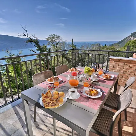 Sole With Stunning View Villa Tignale